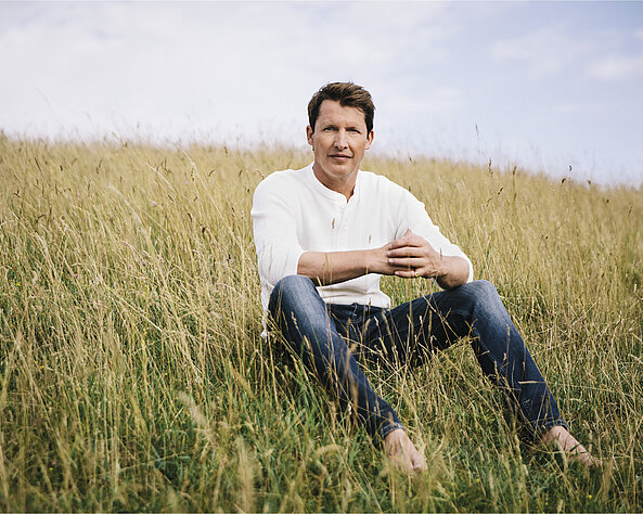 "MR. BEAUTIFUL" JAMES BLUNT CELEBRATES HIS ANNIVERSARY IN VIENNA