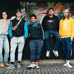 Pressefoto_DICHT_ERGREIFEND_2026__c__Leon_Zarbock_Kopie-2.jpg