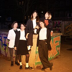 Pressefoto02_COUSINES_LIKE_SHIT__c__Clara_Maria_Fickl_klein.jpg