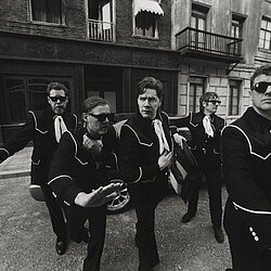Pressebild01_THE_HIVES__c__Nicole_Schoen_Visconti.jpg